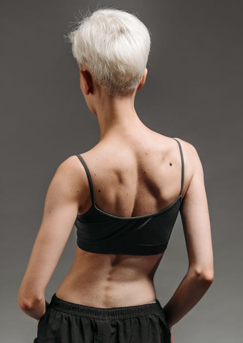 Look aus der einer Profi-Marke Glanz & Pflege Kollektion: glattes, glaenzendes Haar in Bewegung