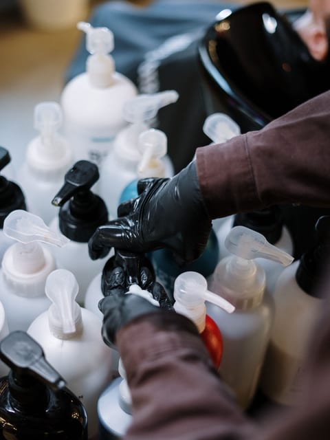Pflegeprodukte von namhafte Profi-Marken im Regal der Werkstatt